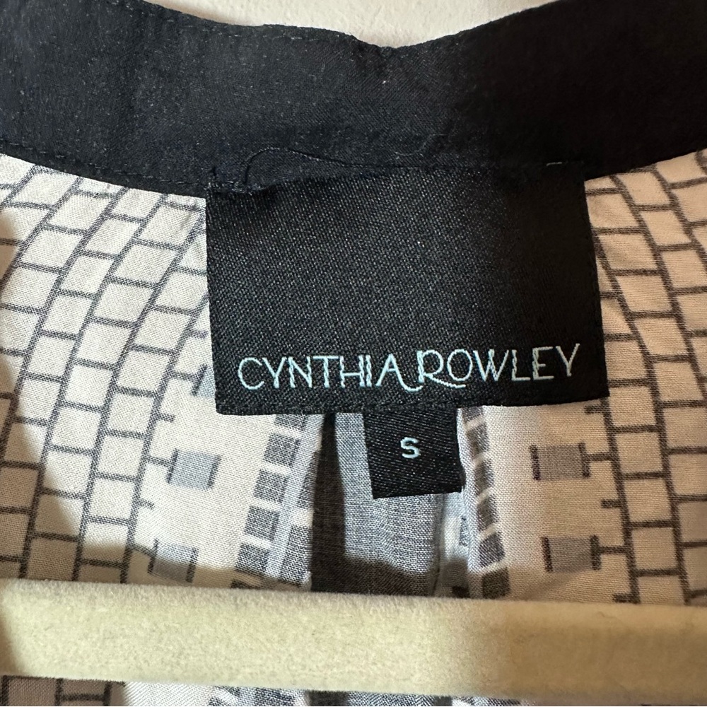 Cynthia Rowley Black and White Patterned Women's V-Neck Top Size Small - Picture 7 of 9